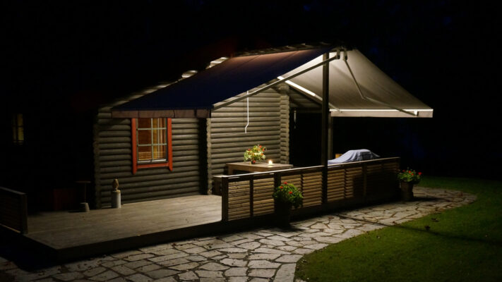 kuva-3-led-nauha-terassilla-ledstorefi - LedStore A terrace with canopy lit with LED strip looks cozy.