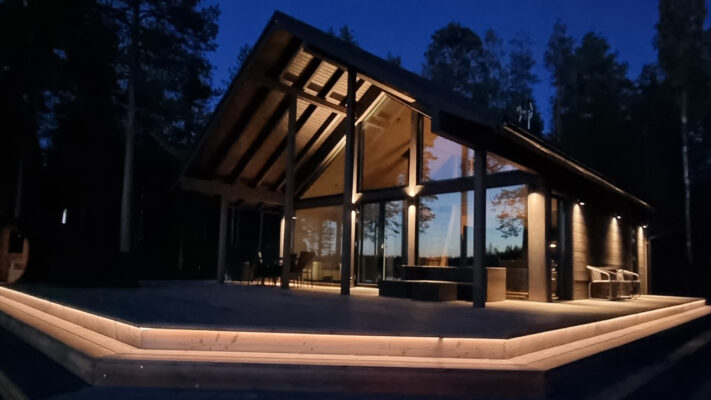kuva-4-terassiseinavalot-ja-askelmavalo-ledstorefi - LedStore Summer cottage lit with wall lights and the terrace elevation with led strip.