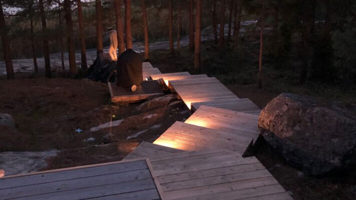Spotti aseklman otsassa - LedStore Lighting the cottage stairs with spots installed on the side makes it easier to shovel the snow away.