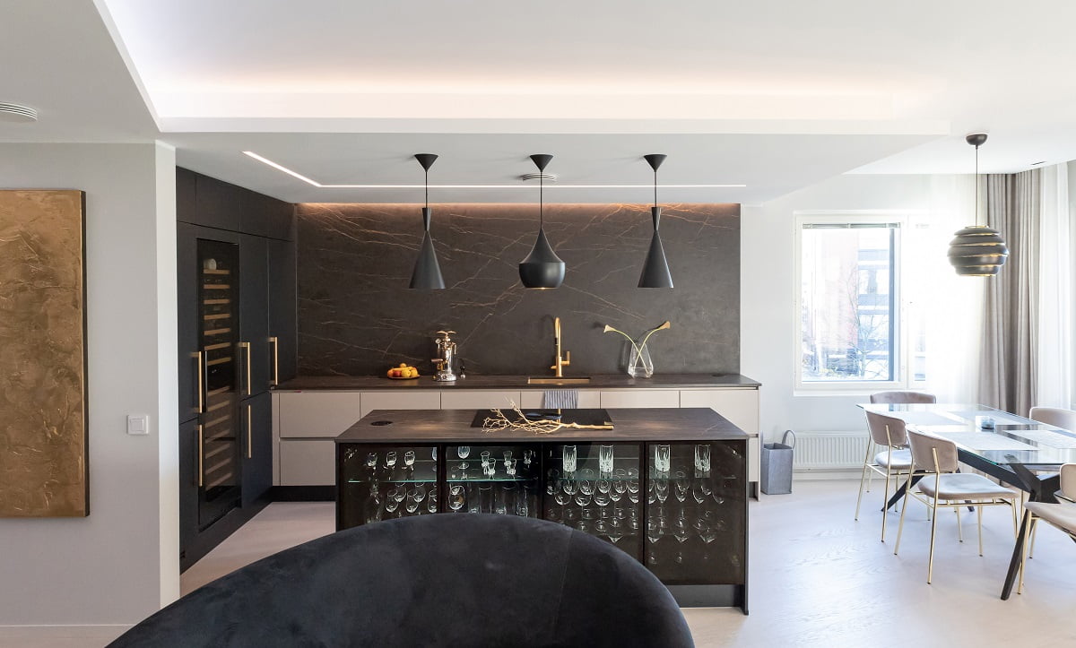 Köksbelysningen har elegant färgtemperaturstyrt ljus genom taket och en plan ljuskägla. © LedStore