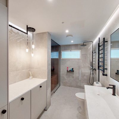Kylpyhuoneen valaistuksessa on kiinnitetty erityistä huomiota työskentelytasojen valaisuun. © LedStore