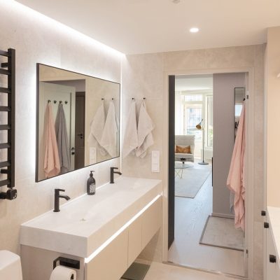 Kylpyhuoneen valaistus on liitetty myös liiketunnistimeen, joten kulku huoneesta toiseen on miellyttävä. © LedStore