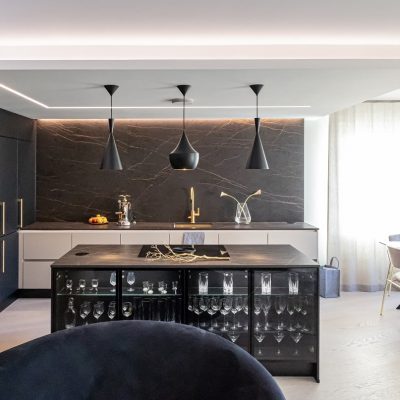 Olohuoneeseen avautuvassa keittiössä neljää eri valaistusta, led-nauhoja ja riippuvalaisimia. © LedStore