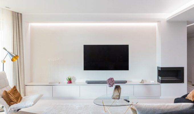 Eye-friendly lighting behind the TV wall with an indirect LED strip in the ceiling groove. © LedStore
