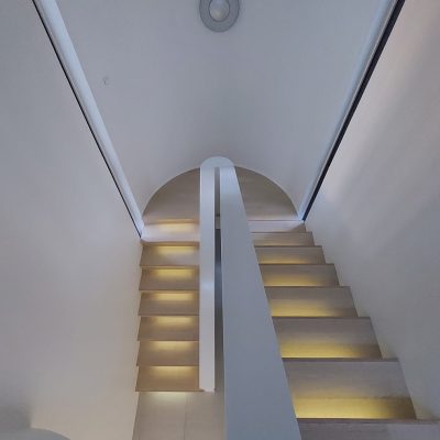 Hämärällä portaikossa voidaan pitää päällä vain led-profiilivalaistusta. Portaikon etureunassa 7,2 W/m nauhaa alumiiniprofiilissa, himmennettävässä virtalähteessä. ©LedStore