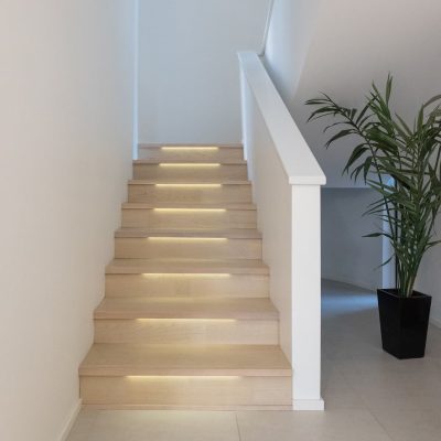 Valaistus porrasaskelmissa nostaa kauniin portaikon paremmin esiin ja helpottaa kulkua. ©LedStore