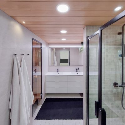 Kylpyhuoneen monipuolinen valaistus. Isommat plafondit yleisvalaistukseen, Peilin päällä vaijereilla asennettu led-nauhavalaisin, suihkusyvennyksessä kohdevalaisin. ©LedStore