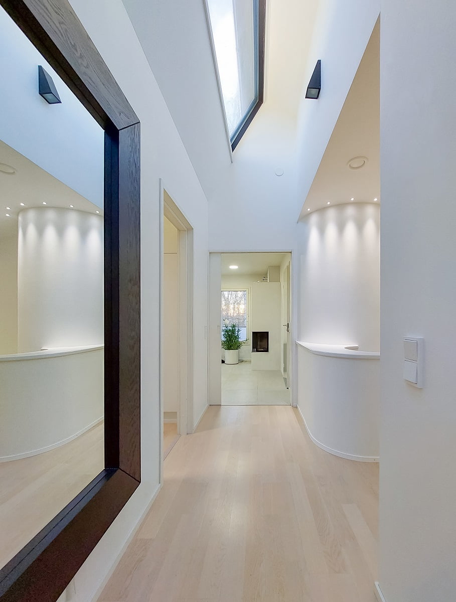 Yläkerran käytävällä kaunista valoa saadaan sekä pilarin spottivalaisimista että kattoikkunasta ja epäsuoraan valaisevista seinävaloista (ei valikoimassamme) ©LedStore