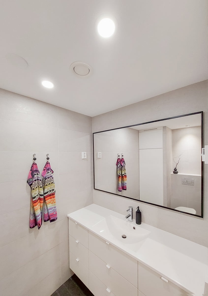 Pikku wc:ssä valaisevat Plafond 160 valaisimet. ©LedStore