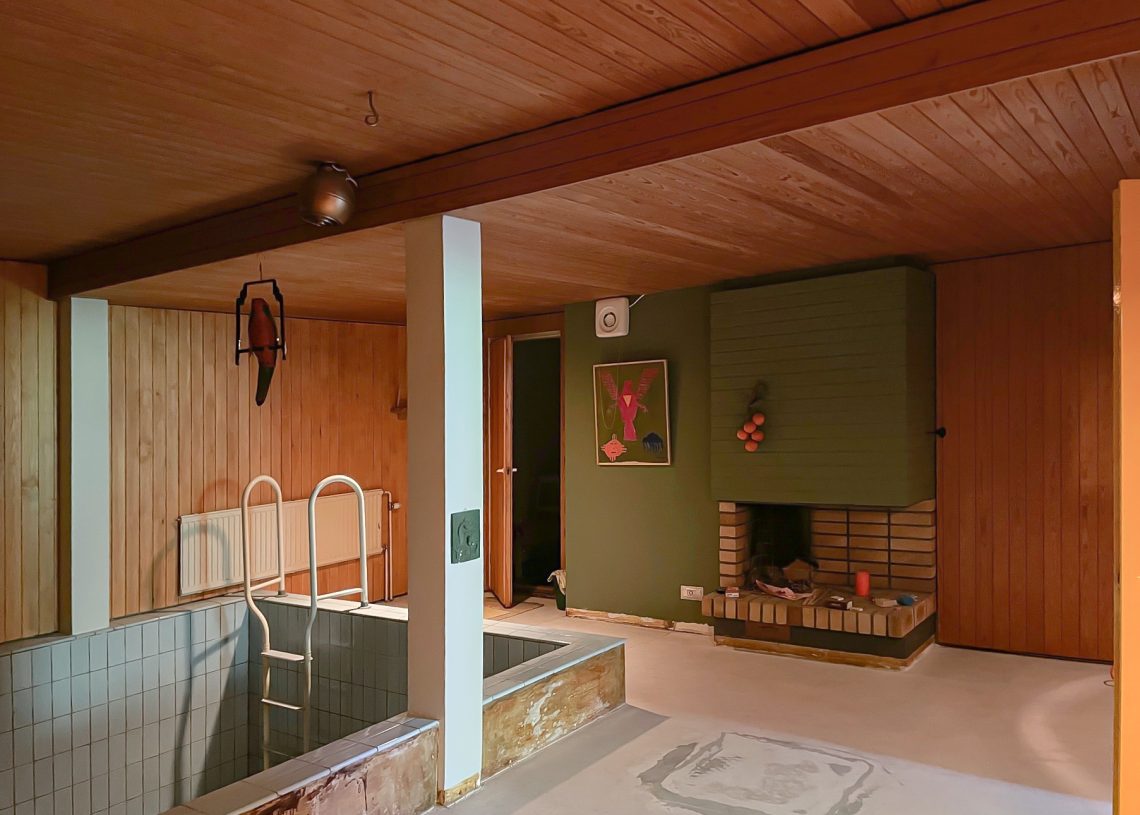 Renovering på 60-talet, rum med pool och öppen spis före renoveringen. LedStore.fi