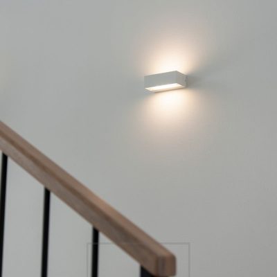 Kahteen suuntaan valaiseva ANGULAR seinävalaisin portaikossa. Valaisee etsatun lasin läpi kauniin pehmeästi ja tunnelmallisesti. Ledstore.fi