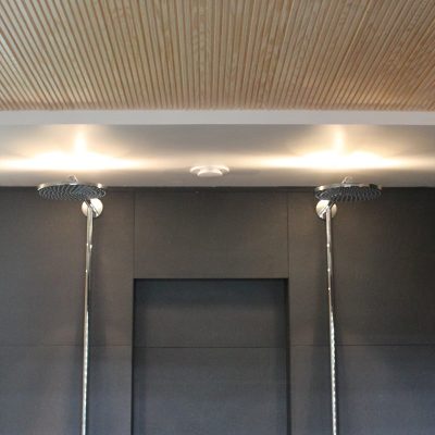 Asuntomessut 2014: Led spotit suihkujen päällä pesuhuoneessa. Valo heijastuu kattoon. Ledstore.fi