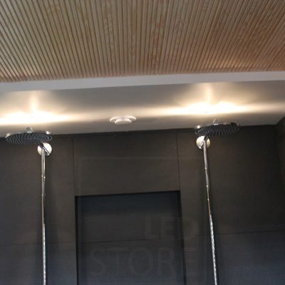 Asuntomessut 2014: Led spotit suihkujen päällä. Valo heijastuu kattoon. Ledstore.fi