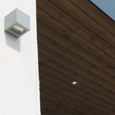 Asuntomessut 2014: R023 harjattu alumiini spotti terassin katossa, CUBIC2 ulkoseinävalot seinässä valaisemassa yhteen suuntaan. Ledstore.fi 