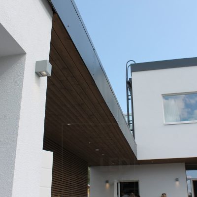 Asuntomessut 2014: CUBIC2 ulkoseinävalo lähikuvassa, terassin katossa led spotit. Ledstore.fi