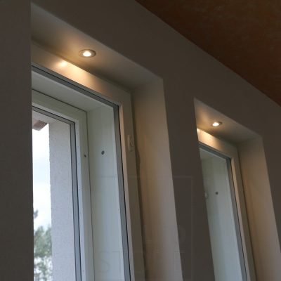 Asuntomessut 2015: pienet 097 spotit ikkunan syvennyksissä korostamassa ikkunoita. Ledstore.fi