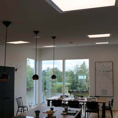 Asuntomessut 2018: 600x600 led paneeleja vinossa katossa, olohuoneessa. Ledstore.fi