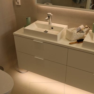 Asuntomessut 2018: WC kalusteen pohjassa led nauhaa liiketunnistimella. Ledstore.fi