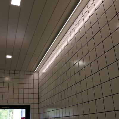 Asuntomessut 2019: Led nauhaa katossa seinän vieressä, valo peilautuu kiiltävästä laatasta. Ledstore.fi