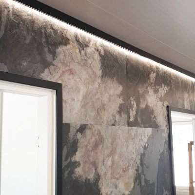 Asuntomessut 2020: Led nauha katon rajassa mustassa INDIRECT 2 profiilissa eteisessä, valo vain alas. Ledstore.fi