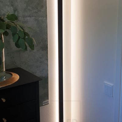 Asuntomessut 2020: Led nauha pystyssä  mustassa INDIRECT 2 profiilissa WC:ssä. Ledstore.fi