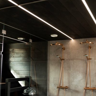 Asuntomessut 2020: Led nauhat valaisemassa kylpyhuonetta kapeissa uppoprofiileissa pesuhuoneen mustassa katossa. Valolinjat valaisevat laadukasta ja miellyttävää valoa tilaan. Ledstore.fi