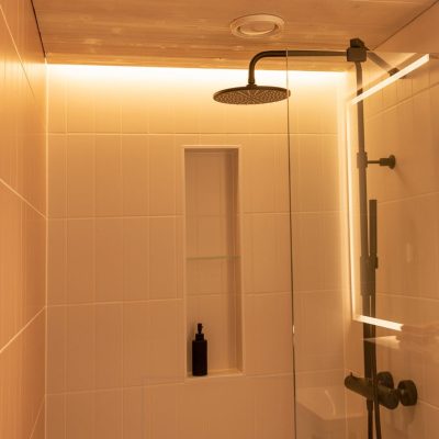 Asuntomessut 2020: Lämmin epäsuora valo kylpyhuoneen katossa, toteutettu led nauhalla kattoprofiilin takana. Ledstore.fi