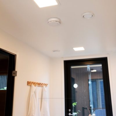 Asuntomessut 2020: 300x300 led paneelit kylpyhuoneessa. Led paneeli on pelkistetty ja minimalistinen muotoilultaan. Ledstore.fi