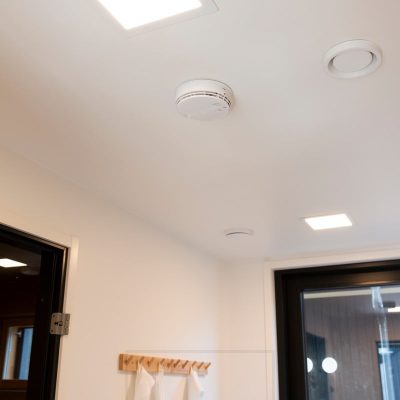 Asuntomessut 2020: 300x300 led paneelit valaisemassa kylpyhuoneeseen tasaista ja miellyttävää yleisvalaistusta. Ledstore.fi