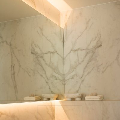 Asuntomessut 2020: Epäsuoraa valoa kylpyhuoneessa peilin takaa ylös sekä alaspäin. Ledstore.fi
