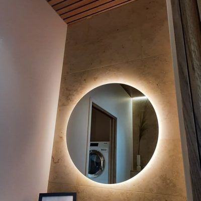 Asuntomessut 2021: Pyöreä Led valopeili kylpyhuoneessa valaisemassa epäsuoraa, tunnelmallista valoa. Ledstore.fi