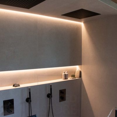 Asuntomessut 2022: Suihkussa tunnelmallinen valaistus led nauhoilla shampoosyvennyksessä sekä katon ja seinän välissä.  Ledstore.fi