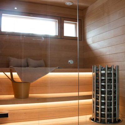 Asuntomessut 2022: Led nauhoilla toteutettu tunnelmallinen valaistus saunaan. Led nauhat lauteiden alla valaisemassa epäsuorasti. Ledstore.fi