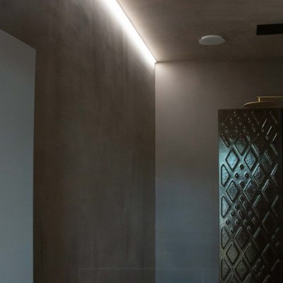 Asuntomessut 2022: Pesuhuoneessa led nauha valaisemassa tunnelmallista valoa ja korostamassa seinän tekstuuria. Ledstore.fi