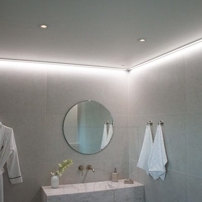 Asuntomessut 2022: Led-nauha asennettuna matalaan pintaprofiilin, katossa seinän vieressä valaisemassa pehmeää, epäsuoraa valoa kylpyhuoneeseen. Ledstore.fi