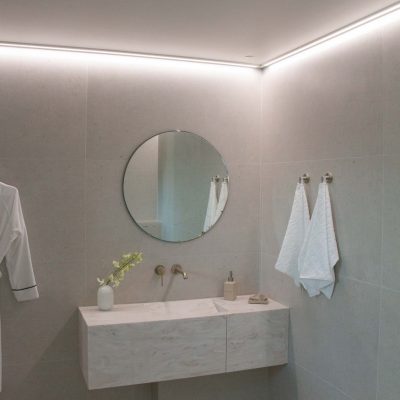 Asuntomessut 2022: Led-nauha asennettuna matalaan pintaprofiilin, katossa seinän vieressä valaisemassa tunnelmallista valoa kylpyhuoneeseen. Ledstore.fi