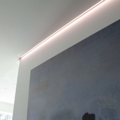 Asuntomessut 2022: Epäsuoraa valoa valaisee seinän kautta. Led nauha asennettu katon ja seinän väliin.  Ledstore.fi