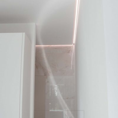 Asuntomessut 2022: Epäsuoraa valoa kylpyhuoneessa. Valaistus on pehmeä ja tunnelmallinen. Ledstore.fi
