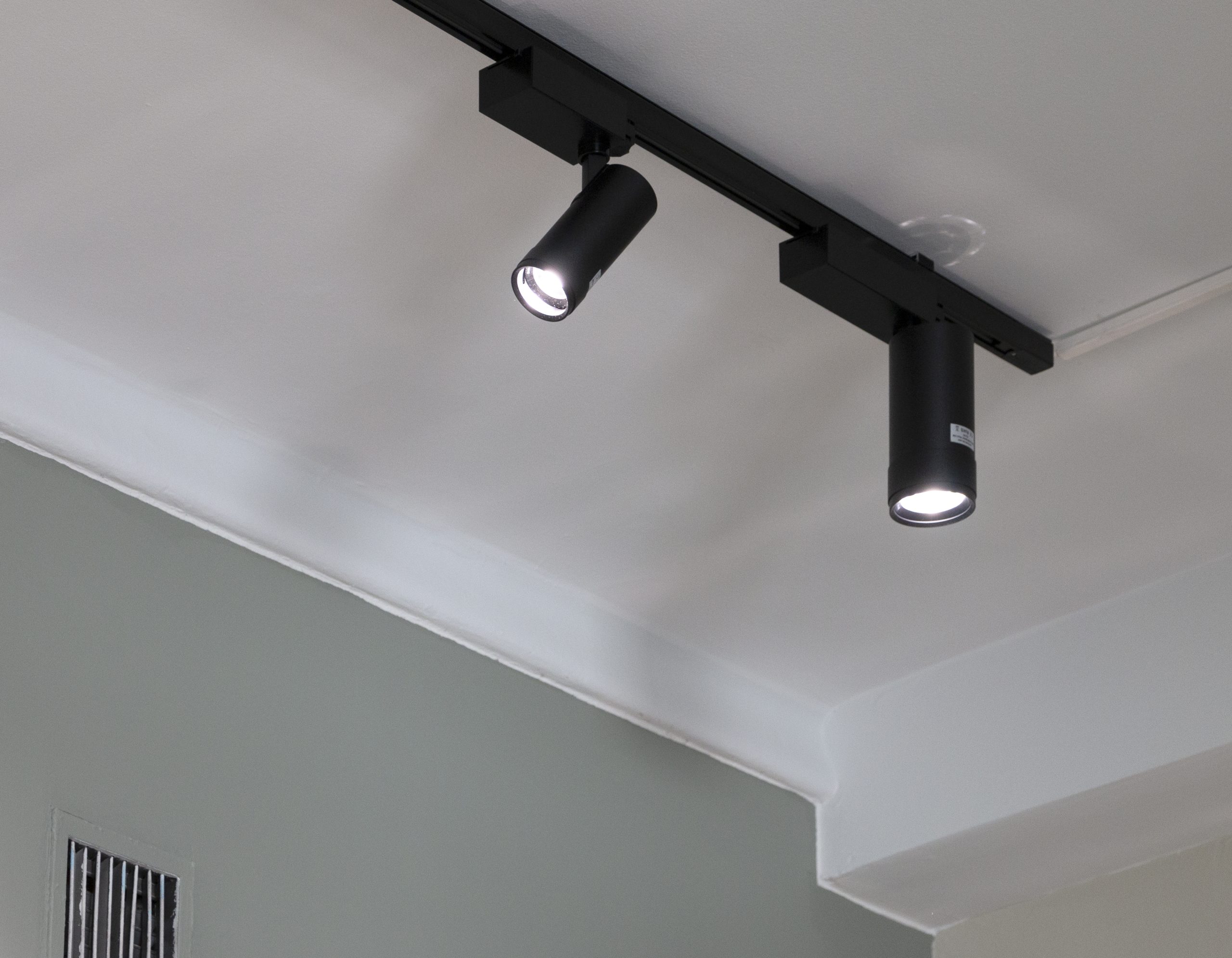 Atmos, kuva LedStore__ - LedStore LedSotren sisustusvalaisimet, FOKUS-kiskovalaisimet, vasemmalla 15W musta ja oikealla 35W musta.