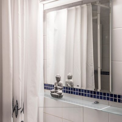 Blade seinävalaisin peilin yläpuolella kylpyhuoneessa. Valaisin valaisee hyvin kasvot sekä peilin. Ledstore.fi