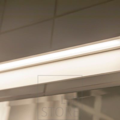Blade seinävalaisin kylpyhuoneessa valaisemassa peiliä. Ledstore.fi