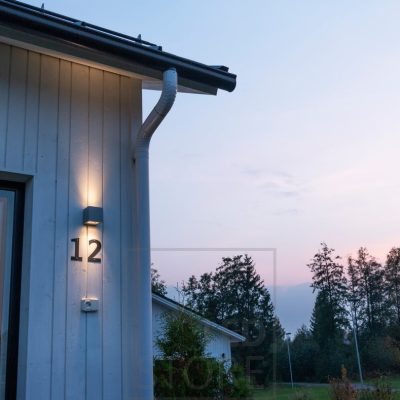 Talon numeroa ja julkisivua valaisemassa ulkokäyttöön tarkoitettu CUBIC OUT 2 led seinävalaisin. Ledstore.fi
