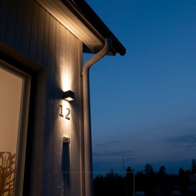 Talon numeroa ja talon julkisivua valaisemassa ulkokäyttöön tarkoitettu CUBIC OUT 2 led seinävalaisin. Ledstore.fi