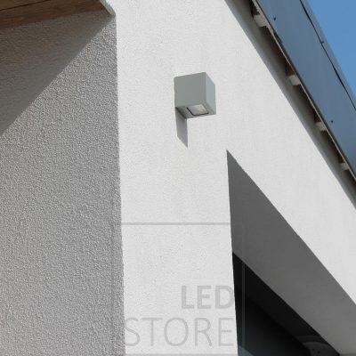 CUBIC OUT led ulkovalaisin on minimalistinen, ja sopii erinomaisesti moderneihin rakennuskohteisiin. Saatavilla sekä yhteen että kahteen suuntaan valaisevat versiot. Ledstore.fi
