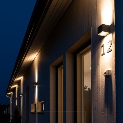 CUBIC led ulkovalaisin valaisemassa julkisivua ja korostamassa talonnumeroa. CUBIC 2 antaa valoa sekä ylös että alas päin ja muodostaa seinälle kauniin symmetrisen rusetin. Katetulle parvekkeelle tai terassille asennettuna valaisin antaa katon kautta miellyttävää epäsuoraa valoa. Ledstore.fi