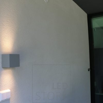 Kahteen suuntaan valaiseva CUBIC OUT led ulkovalaisin. Valo muodostaa seinälle kauniin, symmetrisen rusetin. Ledstore.fi