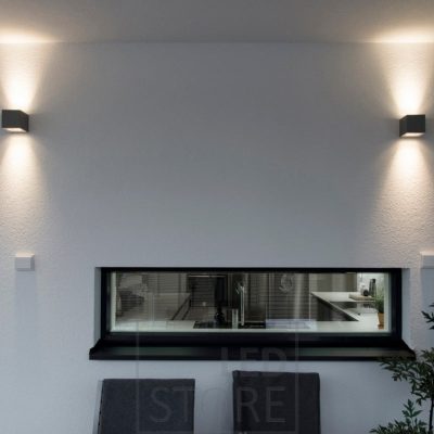 Talon julkisivun valaistus toteutettu kahteen suuntaan valaisevilla led seinävaloilla. Valaisin valaisee seinän kautta tunnelmallista valoa, ja katetun terassin kautta myös epäsuoraa valoa. Ledstore.fi