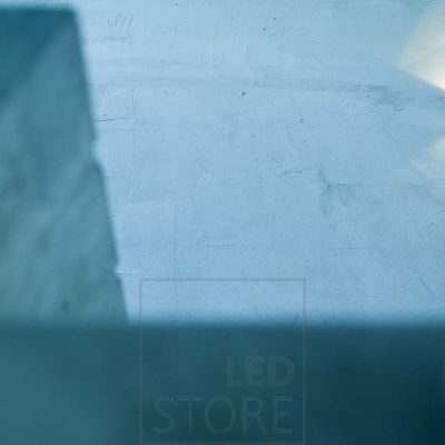 Harjatun alumiinin värinen led seinävalo CUBIC on siro ja moderni muotoilultaan ja sopii hyvin skandinaaviseen sisustukseen. Valaisin myös korostaa mikrosementtiseinän tekstuuria. Ledstore.fi
