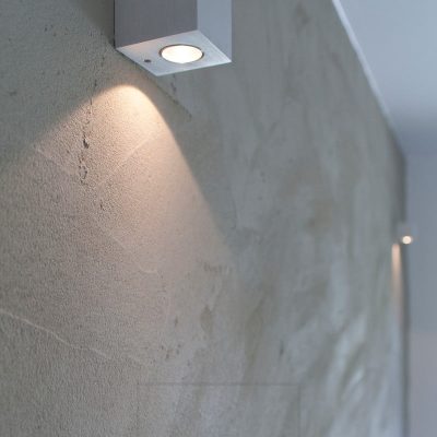 CUBIC led seinävalaisin valaisee valoa joko ylös tai alaspäin. Valonlähteenä 3W Creen powerLED, joka vastaa noin 15W halogeenia (200 lumenia). Ledstore.fi