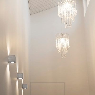 CUBIC led seinävalaisin valaisemassa kahteen suuntaan käytävällä korostamassa tilan korkeutta. Minimalistiset valaisimet myös sopivat hyvin yhteen näyttävien kattokruunujen kanssa. Ledstore.fi